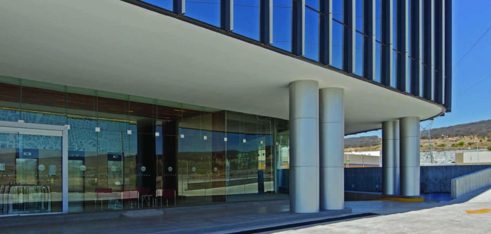 UpTown II oficinas con diseño moderno